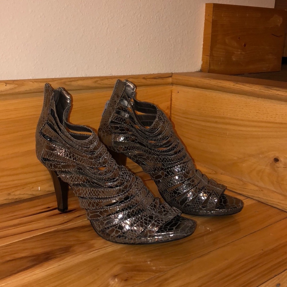 Stylish silver and grey sparkling heel!